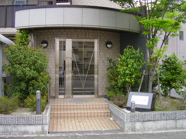 Entrance. It is the first floor of the entrance. 