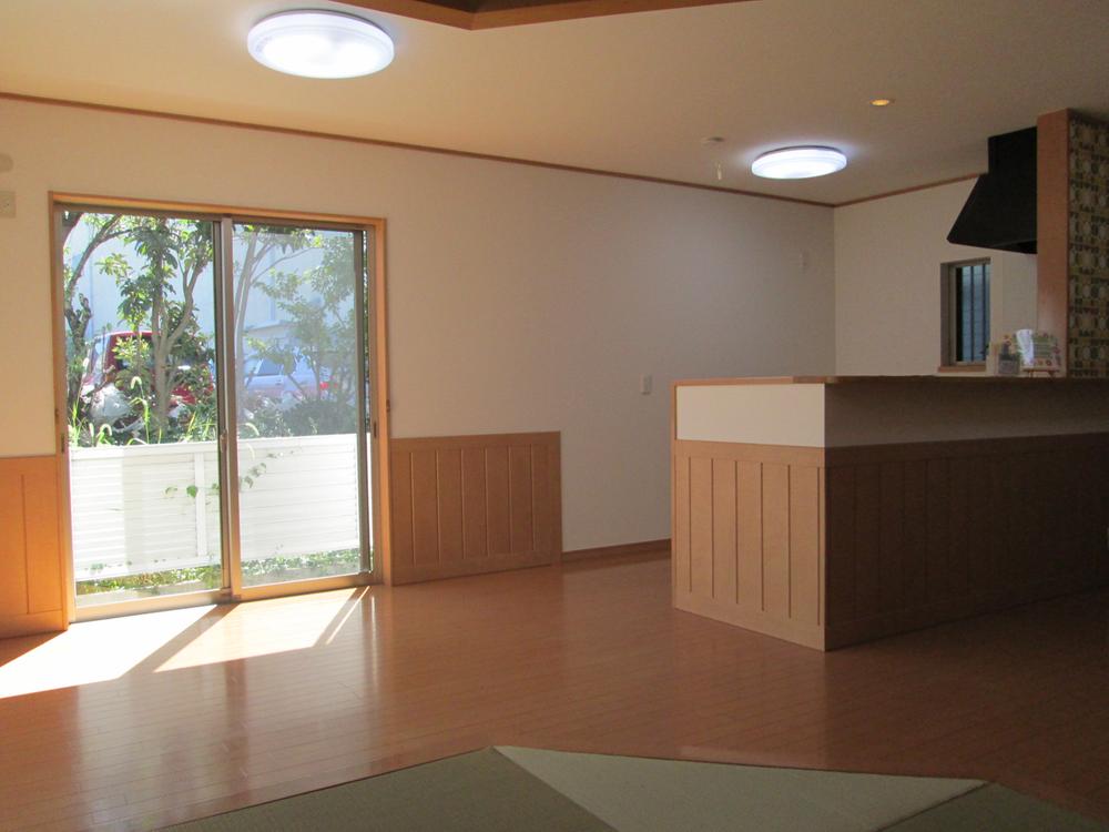 Living. Spacious large space if integrally LDK and Japanese-style room in the kitchen island design.