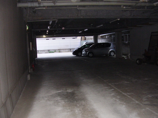 Parking lot. First floor parking ・ You enter and exit the remote control shutter