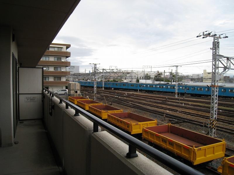 Balcony. Facing the line of Hanwa.