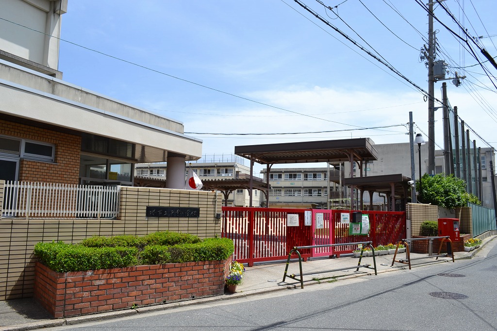 Primary school. Hamadera in the elementary school of 440m 6-minute walk to elementary school, In fiscal 2011, Language arts ・ Such as work on small-group guidance of mathematics, Wearing the power of words, It aims to nurture children to learn with motivation