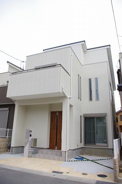 Building plan example (exterior photos).  [Our construction cases]  Exterior Photos. White was the keynote appearance is very bright impression. Simple is best guess is also merit of not Akigako. 