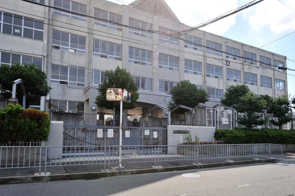 Primary school. Sakaishiritsu Uenoshiba until elementary school 790m