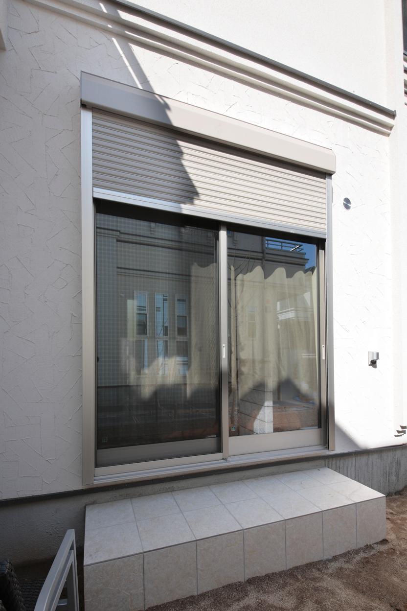 Security equipment. Women and children also easy to open and close with one switch. Adopt an electric shutter on the first floor sweep opening.