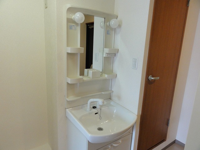 Washroom. Independent basin equipped! (With shampoo dresser)