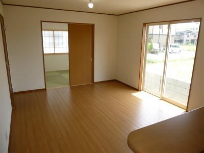 Living. I Japanese-style room is a good usability facing the living room