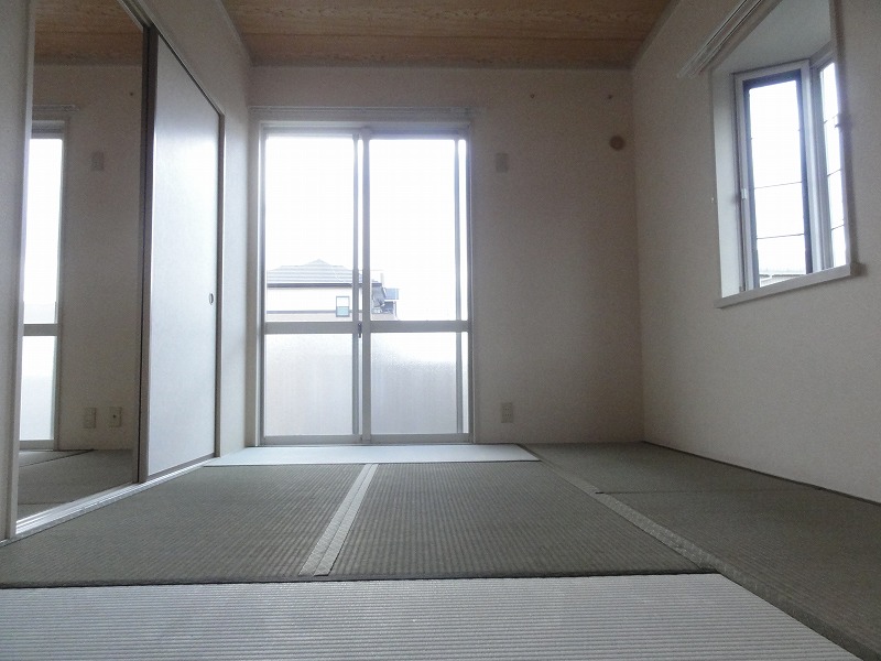 Other room space. It has also attached bay window, It has become a good room with oblique