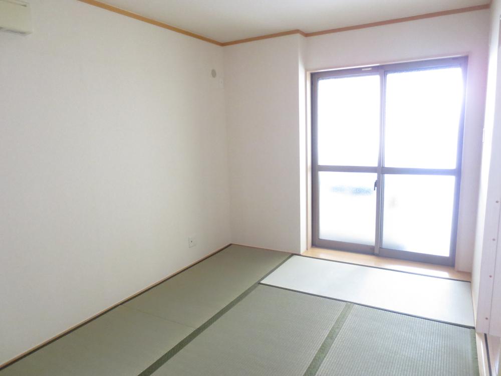 Non-living room. Since the former Japanese-style sweep windows parking, It will out of the luggage also be happy to ☆ 