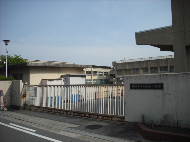 Primary school. Sakaishiritsu Hamaderashowa up to elementary school (elementary school) 770m