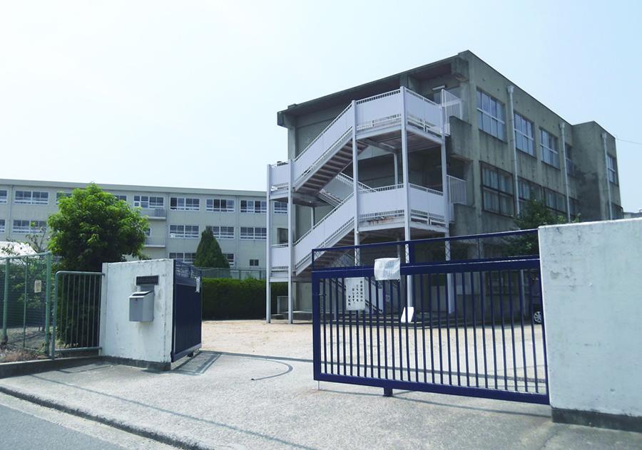 Junior high school. Municipal Uenoshiba 720m walk 9 minutes until junior high school