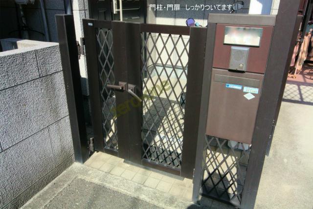 Local appearance photo. Gatepost ・ Gate also comes with a November 1995 construction For indoor clean your. 