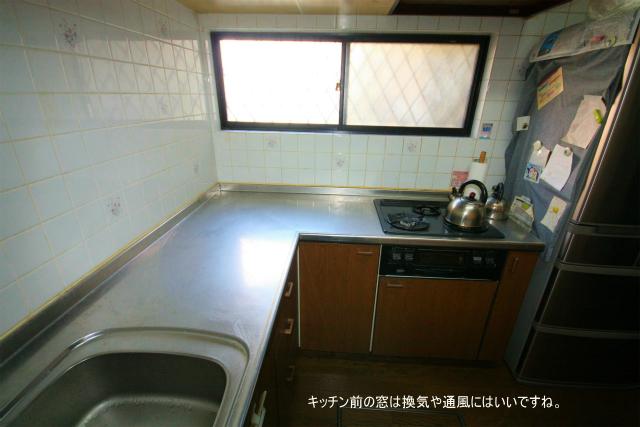 Kitchen. Before the window of the kitchen will help ventilation and ventilation! It is moisture and smell do is not ac- cumulate