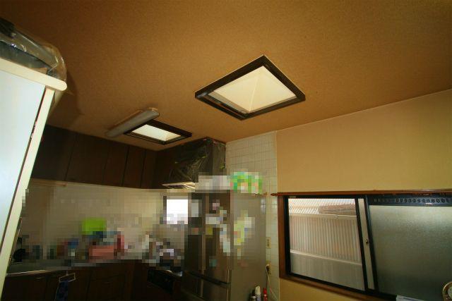 Living. Two skylights in the living! Bright LDK