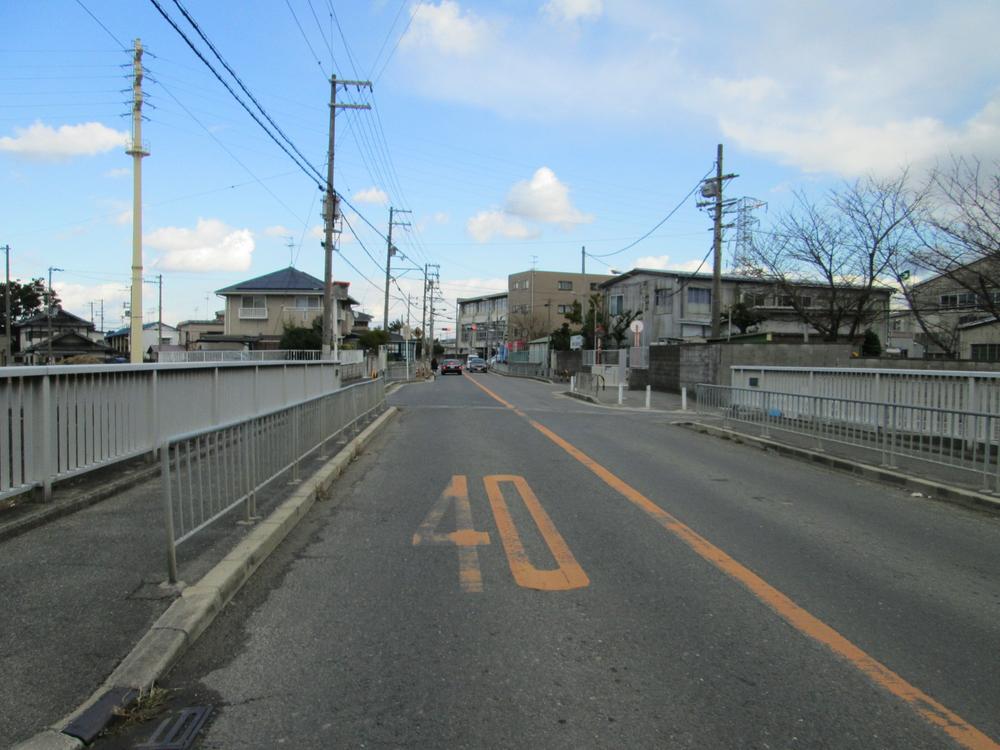 Local photos, including front road. Front road is also wide.