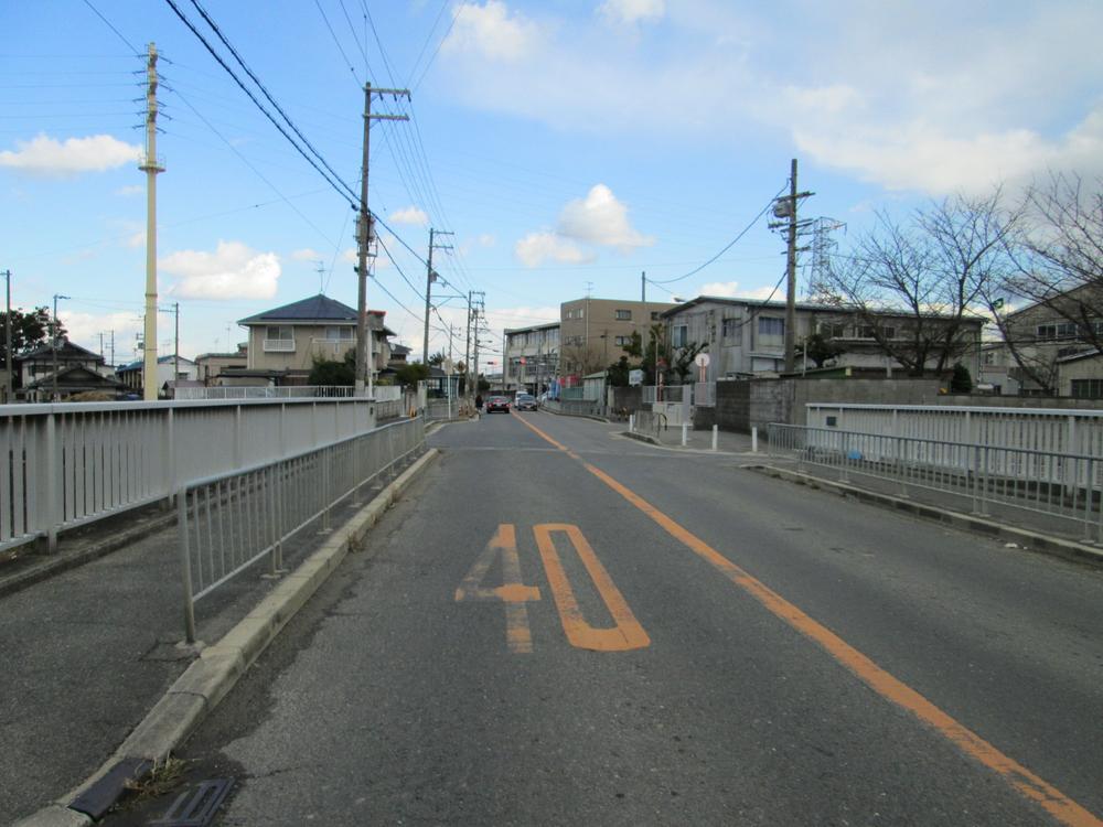 Local photos, including front road. Front road is also wide. 