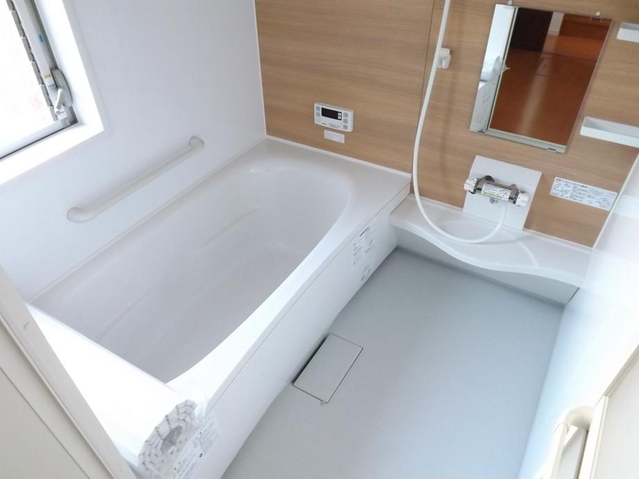 Bathroom. Local photo (bathroom) Half-length bathing large tub, Carat floor