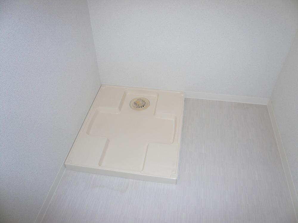 Wash basin, toilet. Will Laundry Area ☆ 