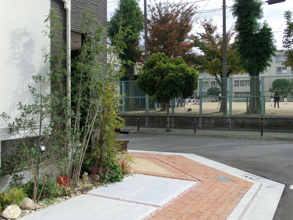 Model house photo. Before elementary school is in the eye, Also the figure of baseball boy on holiday.