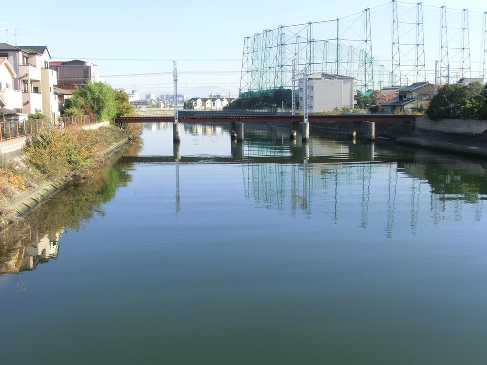 Other Environmental Photo. Winter landscape of Ishizugawa flowing through the nearby 150m local to Ishizugawa. Cross-linking of the Hankai Tramway be seen in the center (aka cock train).