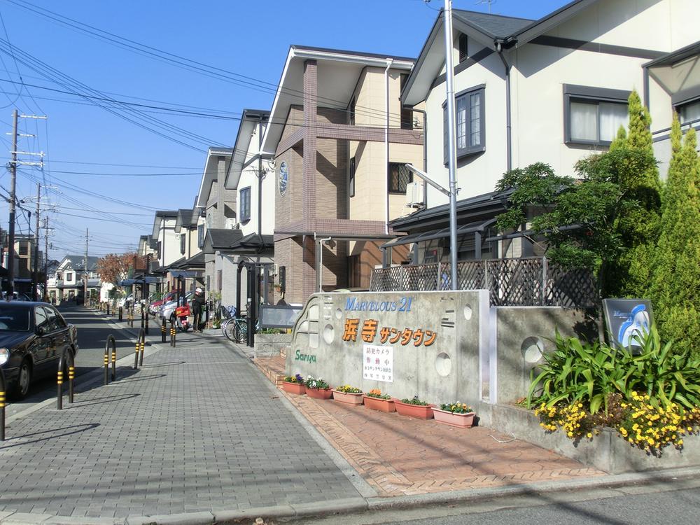 Streets around. Adjacent to the 80m subdivision until Hamadera San Town "Hamadera San Town". 176 houses of the city was completed 10 years, It is made good community.