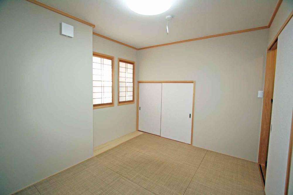 Non-living room. Storage is also abundant and bright Japanese-style room. 