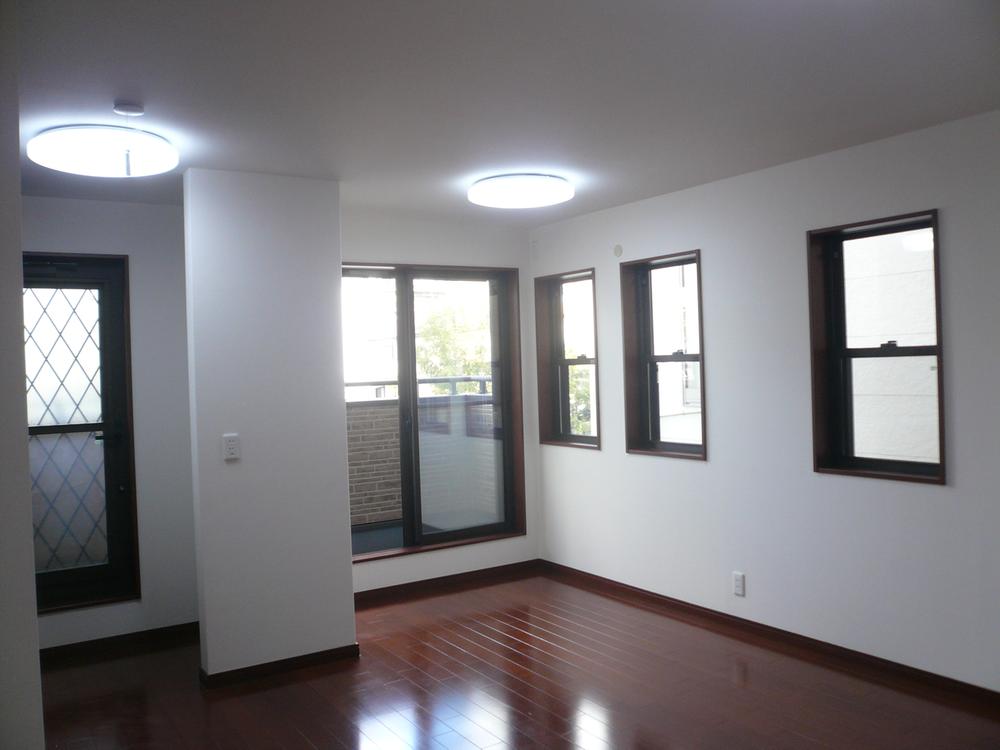 Living. It is ventilation may also be a lot of windows in the living ☆