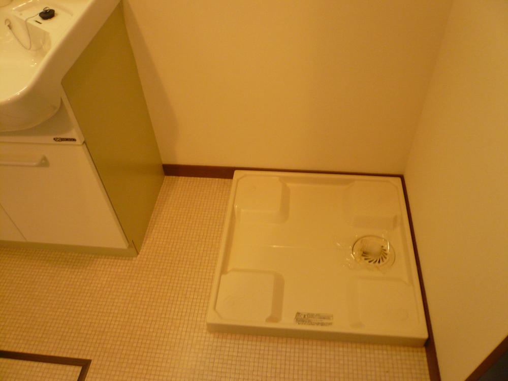 Wash basin, toilet. Will Laundry Area