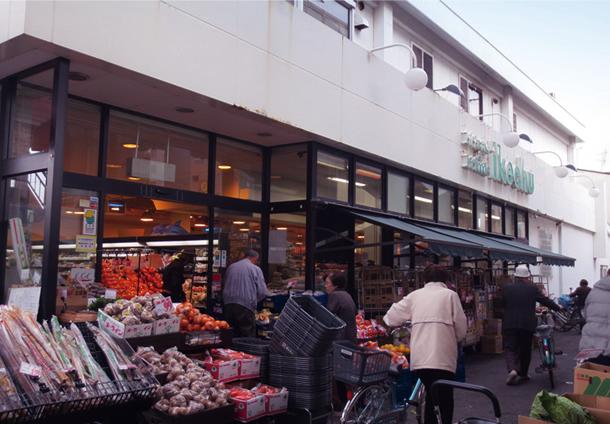 Supermarket. 530m until Ikechu (robe store)