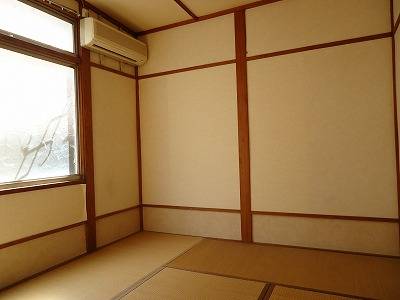 Living and room. Day is good with pleasant rooms.