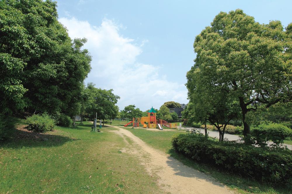 park. Glad when there is this only a large park on the proximity of the 440m walk 6 minutes to Kasumigaoka park. Children also Omoikkiri Hashirimaware likely