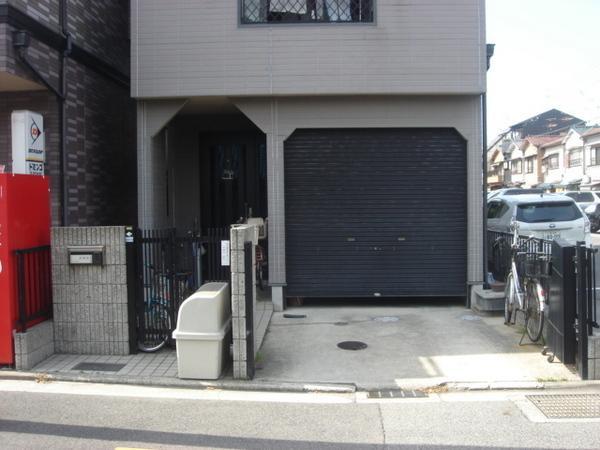 Other. It is safe with the shutter with a garage to protect the important car