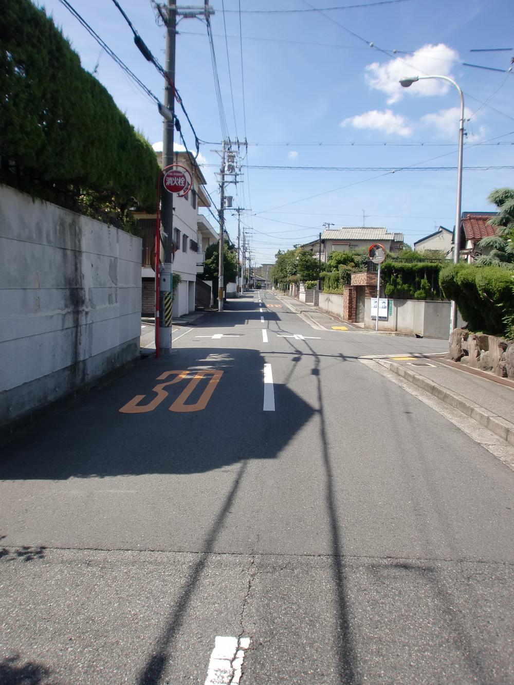 Local photos, including front road. It is pleasant because before the road is also wide.