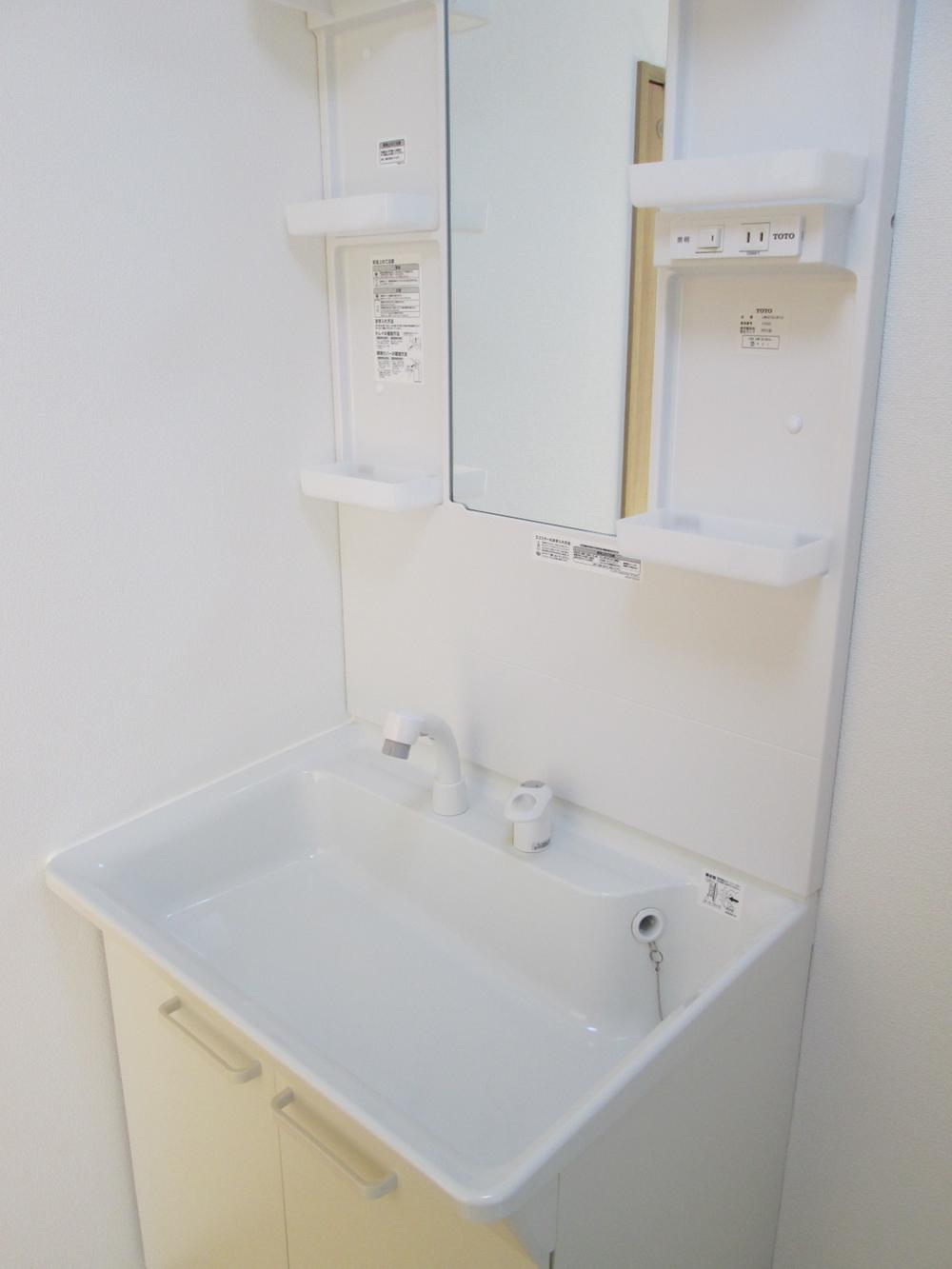 Wash basin, toilet. Easy daily prepared in a wide basin space.