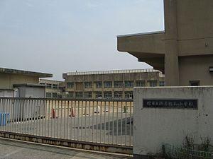 Primary school. Sakaishiritsu Hamaderashowa until elementary school 409m