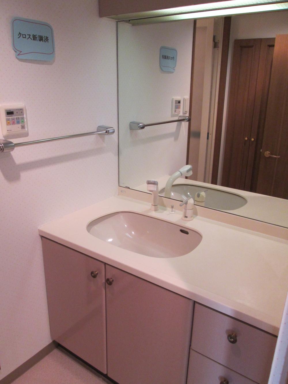 Wash basin, toilet. Spacious wash basin was a clean.