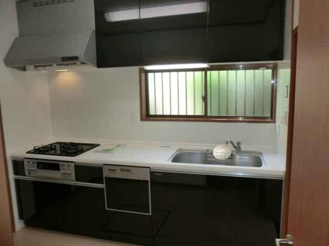 Kitchen. It is housed plenty of system kitchen with a dishwasher ☆