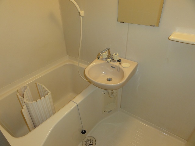 Bath. Larger bathroom ^^ bus ・ Restroom