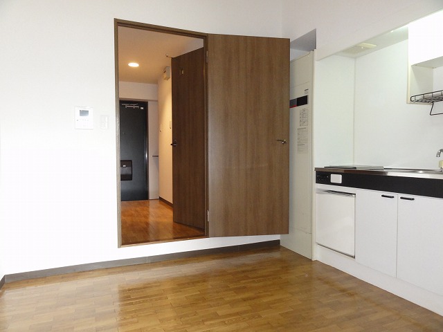 Living and room. Spacious dining kitchen ^^