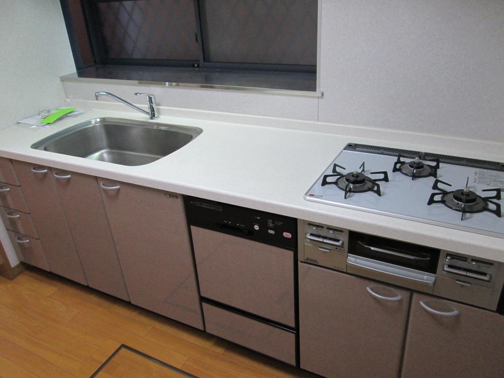 Kitchen. A spacious kitchen with a dishwasher.