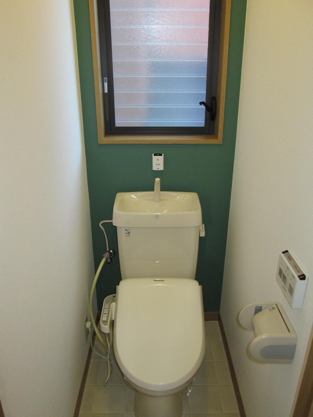 Toilet. It is a restroom with cleanliness.