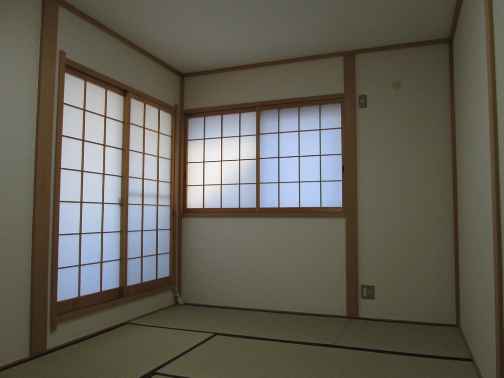 Non-living room. Relax you relax in the bright Japanese-style room.