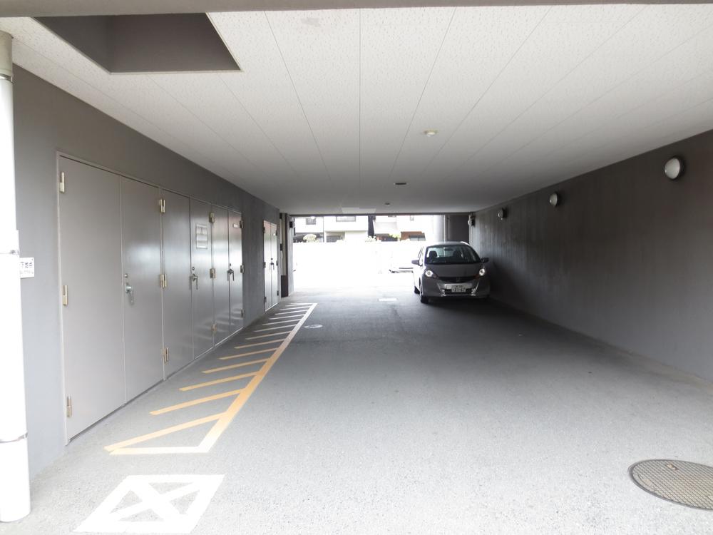 Local appearance photo. Is parking ☆