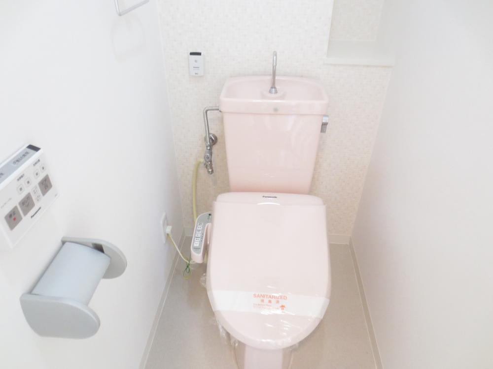 Toilet. Toilet is equipped with Washlet ^ _ ^