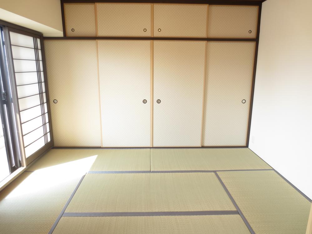 Local appearance photo. Can be stored futon also comes with a closet in the Japanese-style room