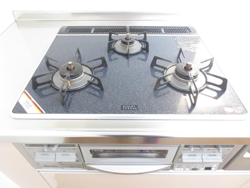 Kitchen. This stove may be easy to use in 3-burner stove