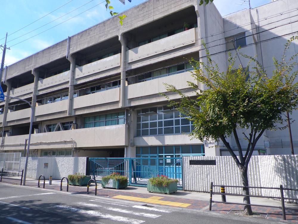 Junior high school. 954m to Sakai City Ryonishi junior high school
