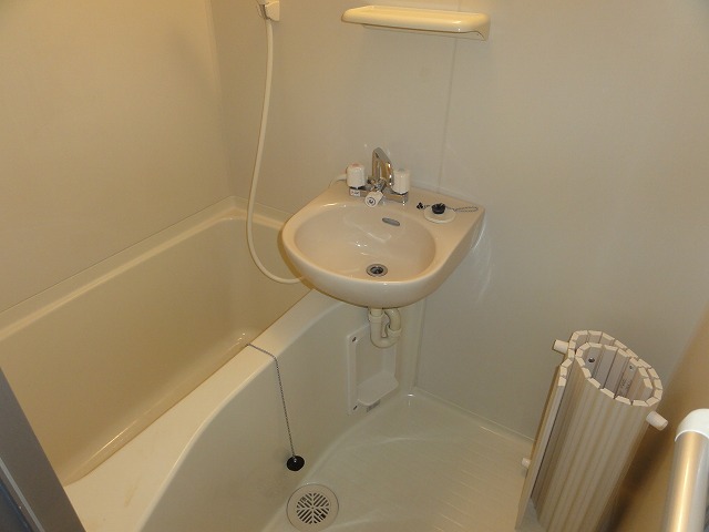 Bath. Clean bathroom (bus Another toilet)