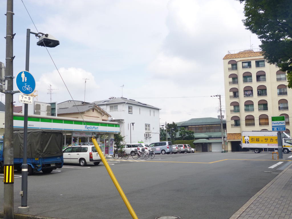 Convenience store. FamilyMart Sakai Enokimoto the town store (convenience store) to 594m