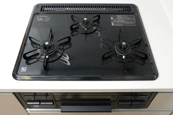 Kitchen.  [Three-necked enamel top stove] Easy to clean, Possible multiple of cooking at the same time. One side ware of the far-infrared grill is equipped with (same specifications)