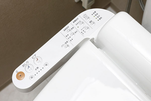 Toilet.  [Bidet] Hot water ・ heating ・ Comfortable-to-use bidet with deodorization function is provided as standard (same specifications)